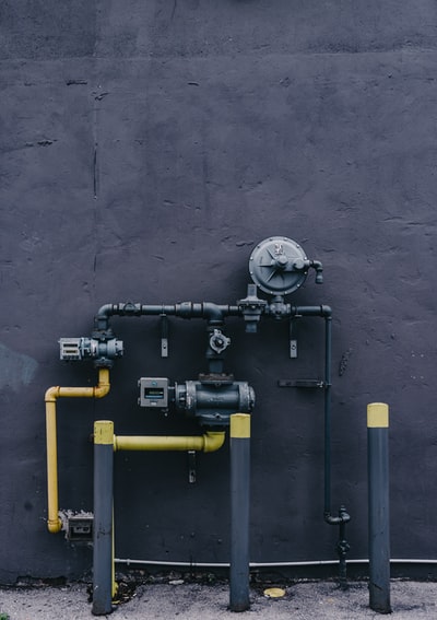 黑色和黄色的水泵系统
